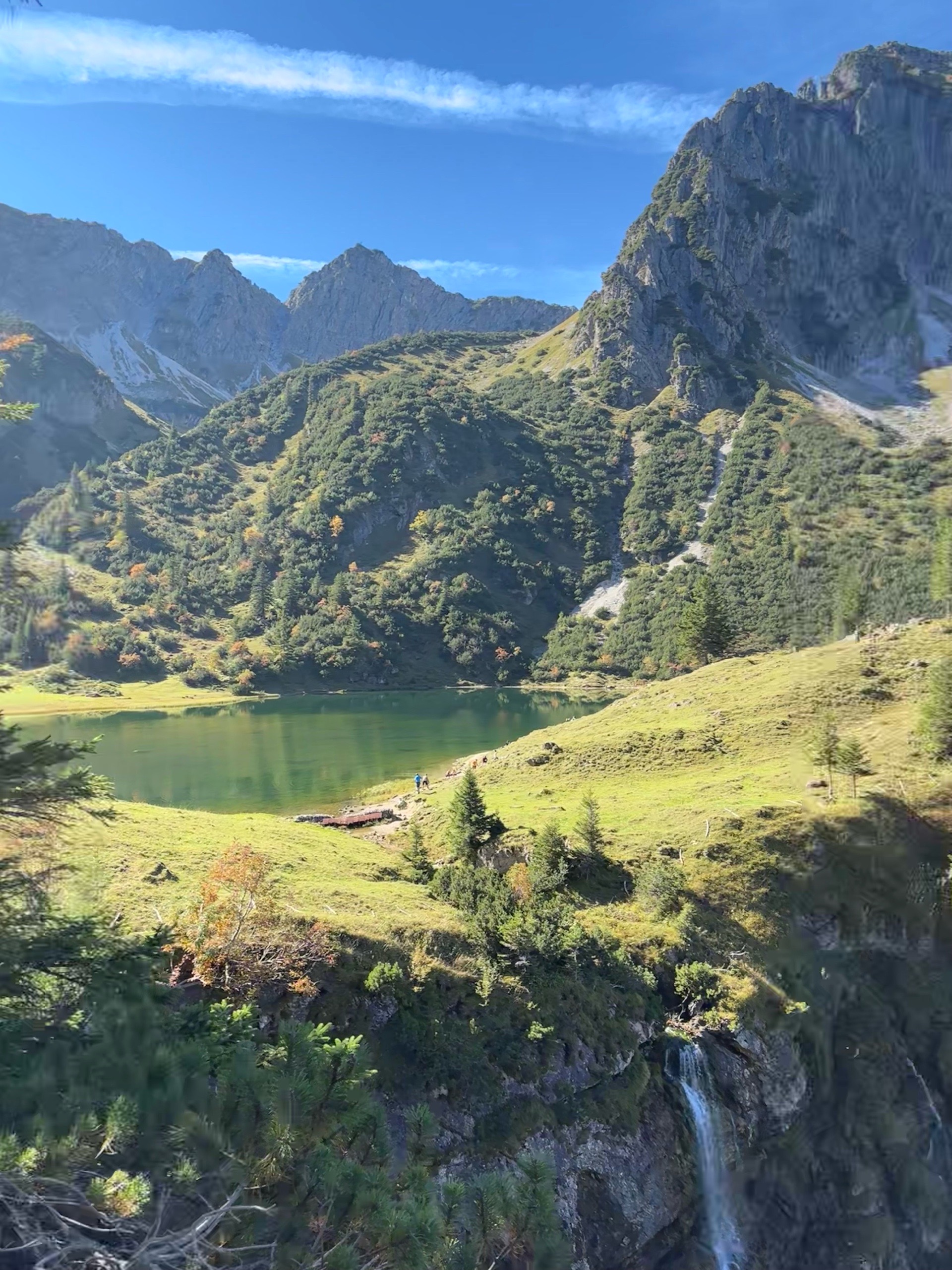 Unterer Gaisalpsee mit Wasserfall in den Allgäuer Alpen