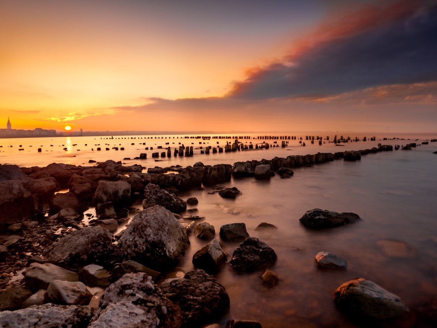 Sonnenuntergang am Schlosshorn Friedrichshafen – Golden Hour in Perfektion
