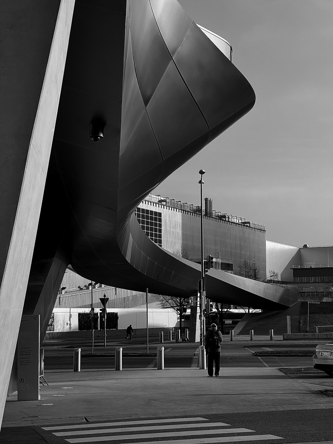 Geschwungene Architektur der BMW Welt in München in Schwarz-Weiß