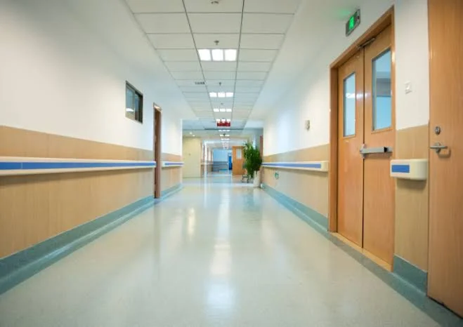 Portes pour hôpitaux et établissements de santé : les points clés