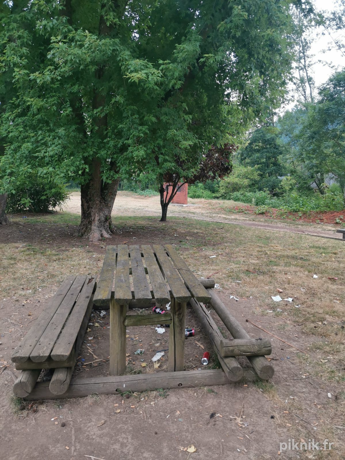À côté du terrain de tennis couvert