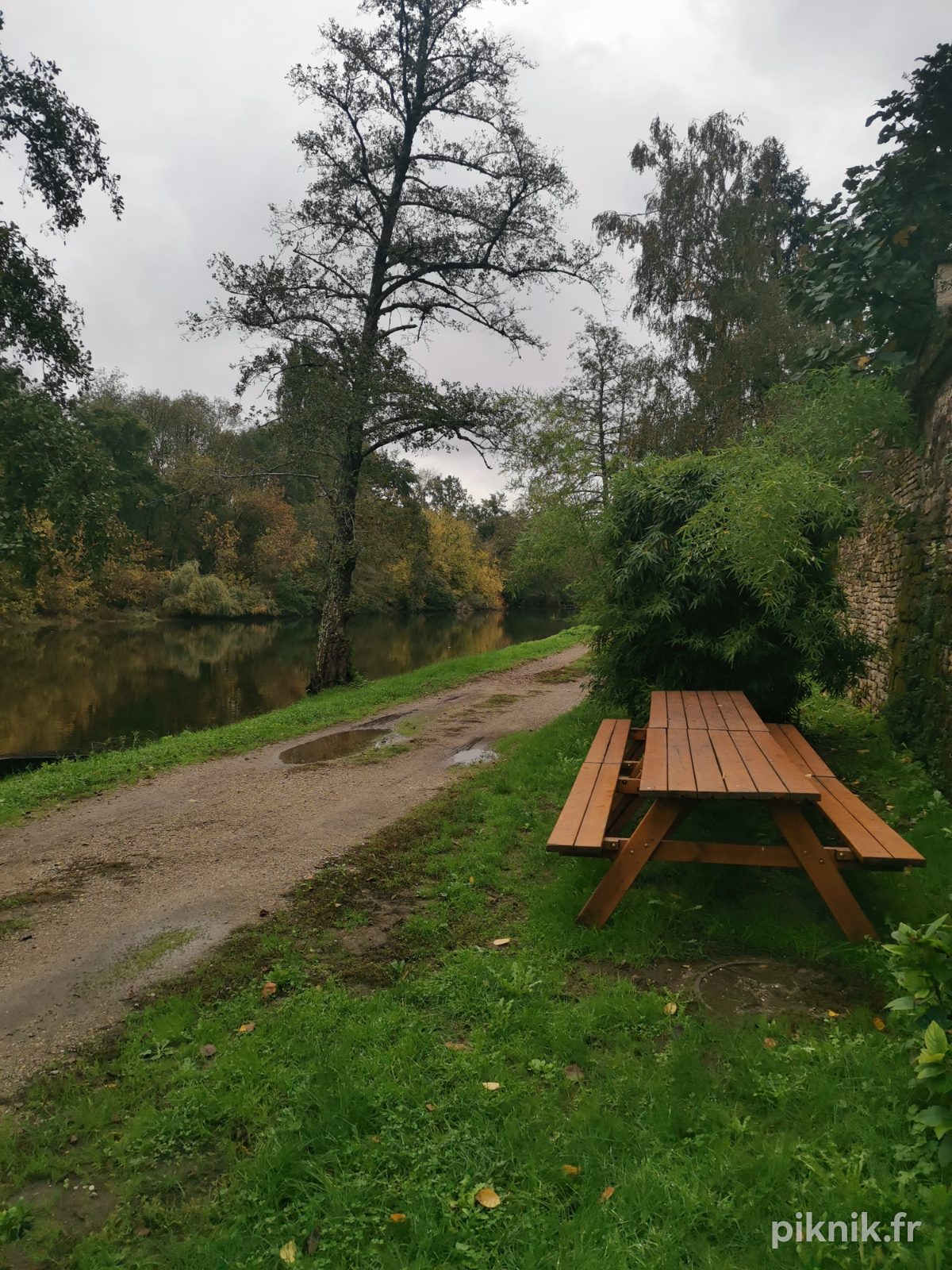 Le long de la Dordogne en bas du village