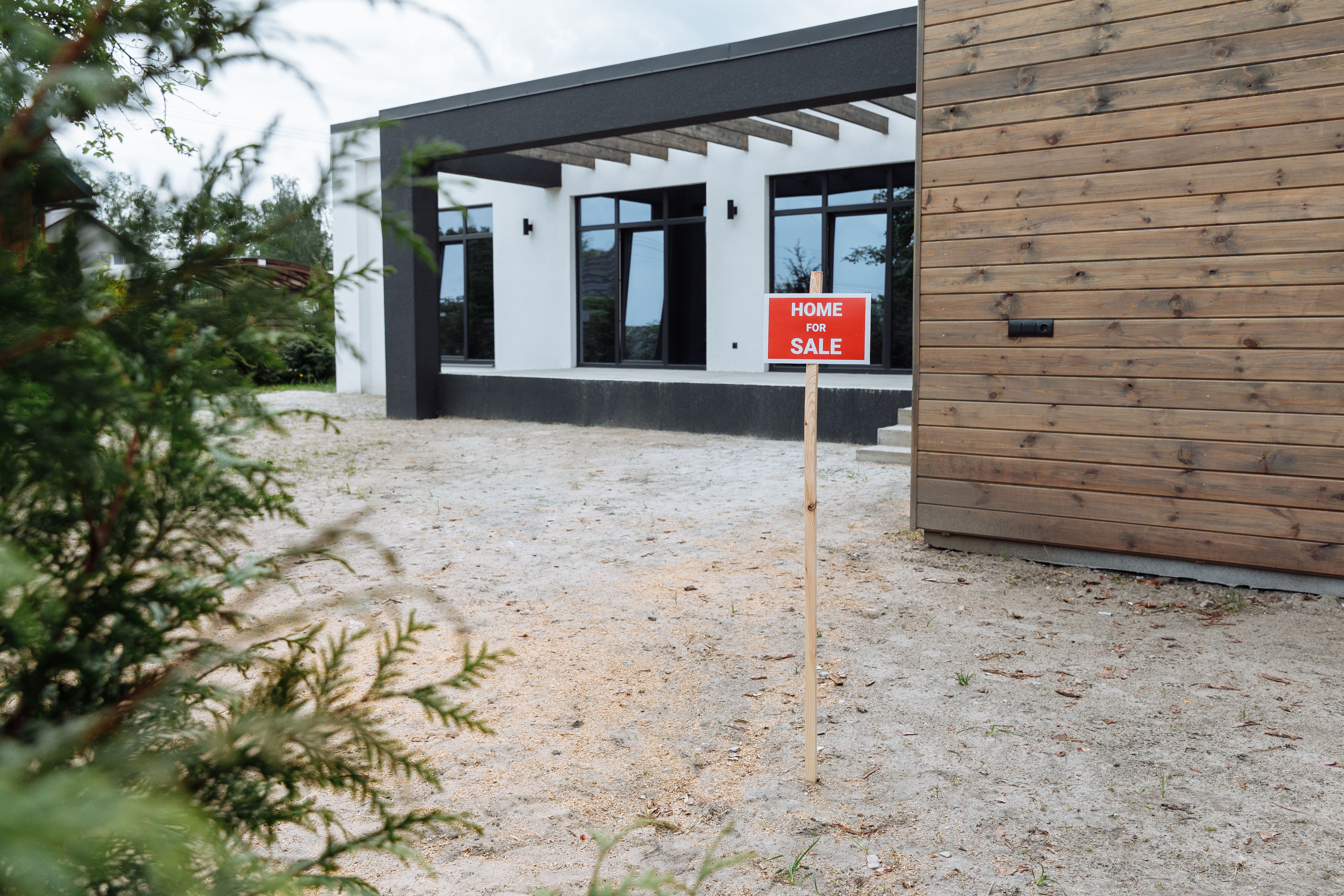Reducing Inventory Risk with Sole Selling Mandates — A Pinecliff Realty Perspective