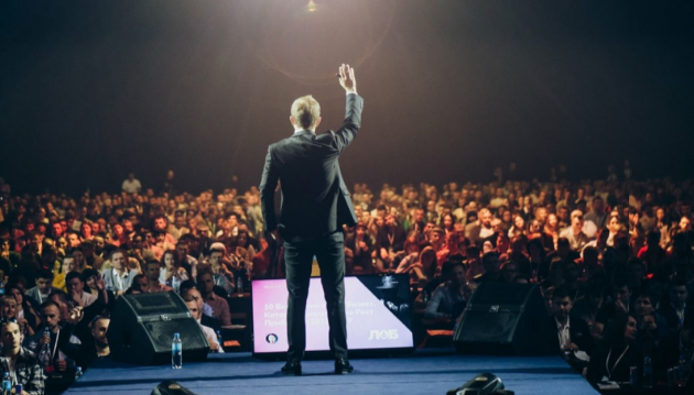 Discover why mastering public speaking is essential for entrepreneurs to effectively communicate their vision, build relationships, and inspire others to action