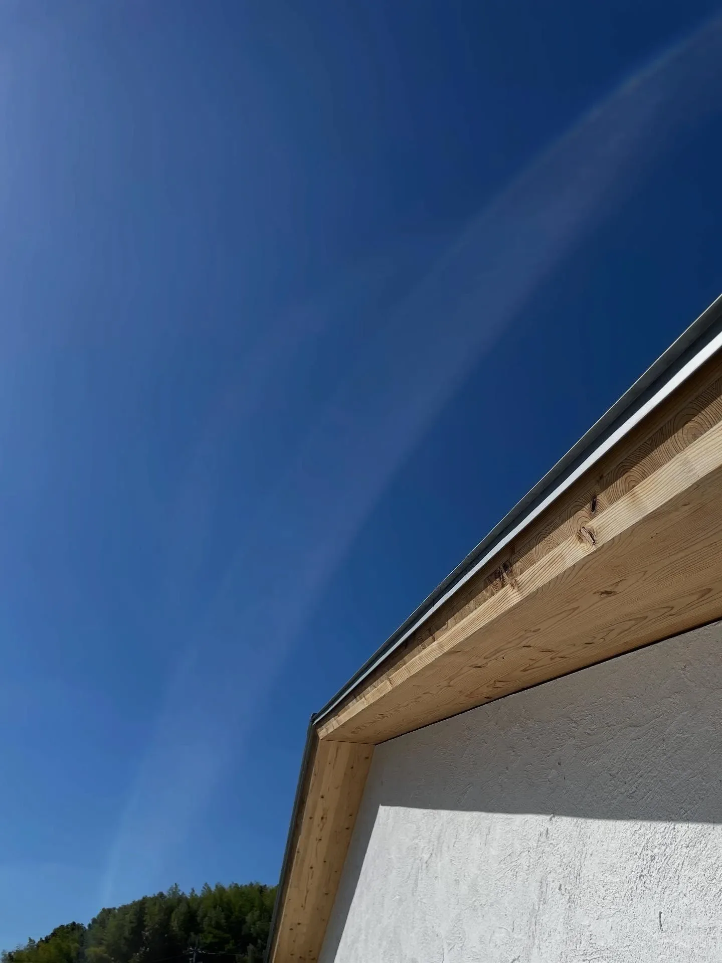 今朝の開店準備の外掃除中に見上げた空は