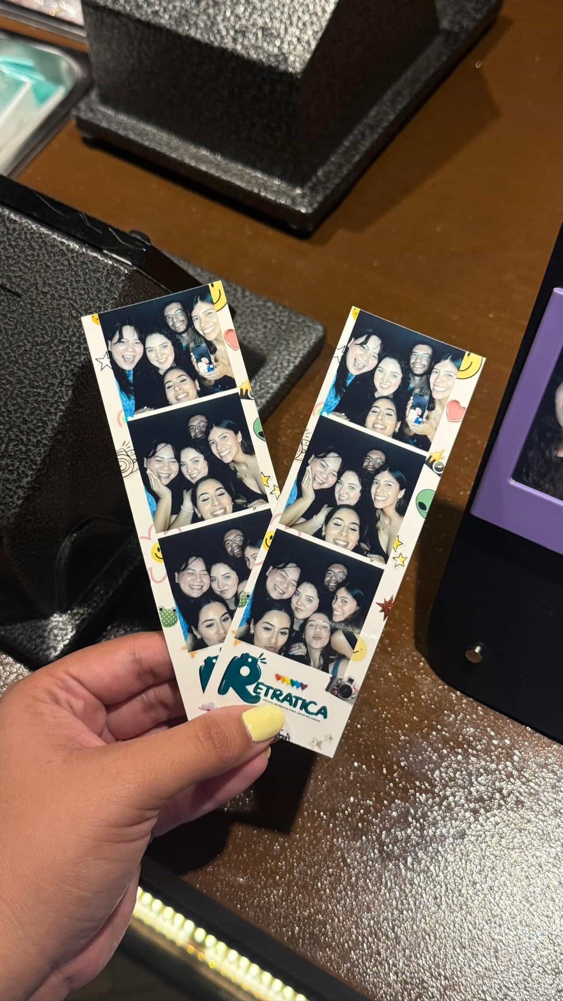 Cabina de fotos, con pantalla personalizada para eventos y estación de llaveros