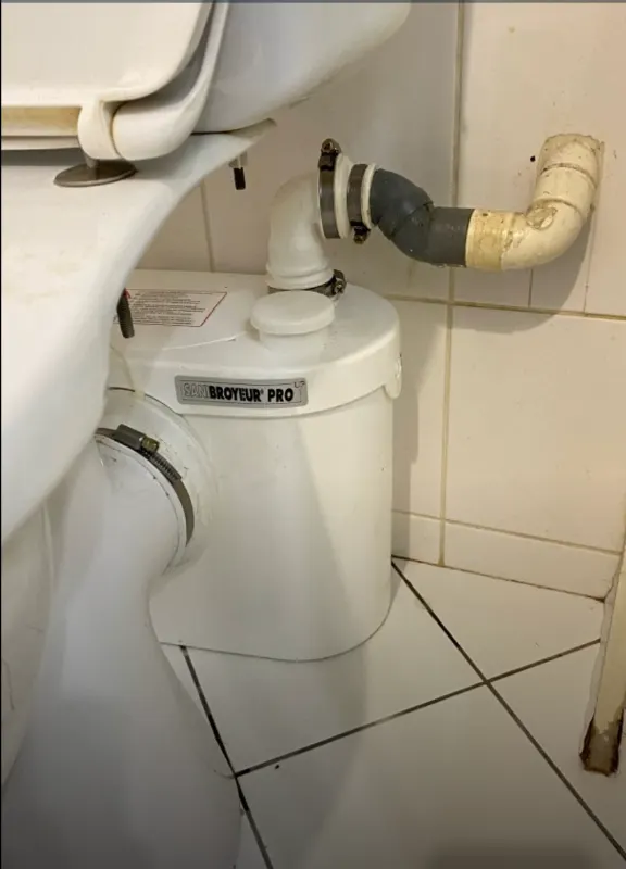 Plomberie : broyeur sanitaire raccordé derrière un WC, par Cheikh D., plombier Plamby