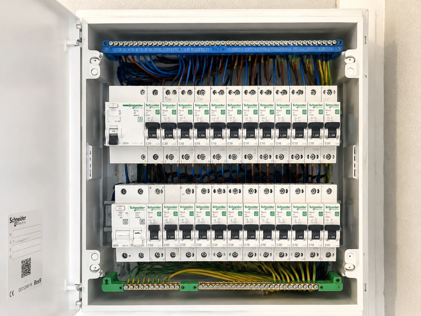 Électricité : tableau électrique et disjoncteurs posés, par Sami K., électricien Plamby