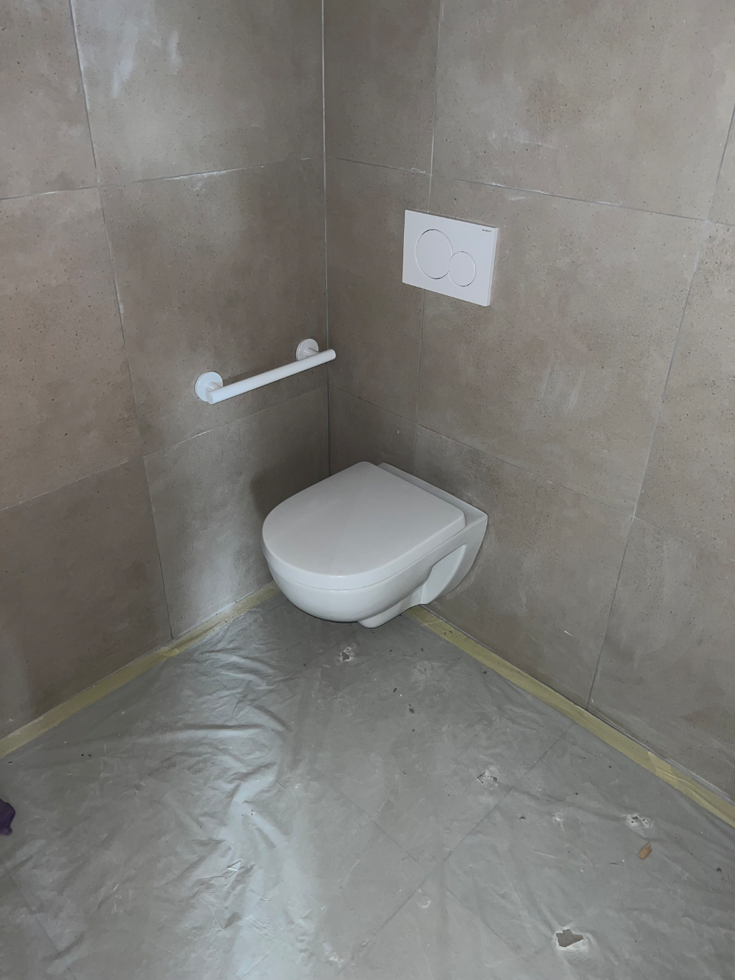 Plomberie : WC suspendu posé, barre d'appui fixée, par Mustapha L., plombier Plamby