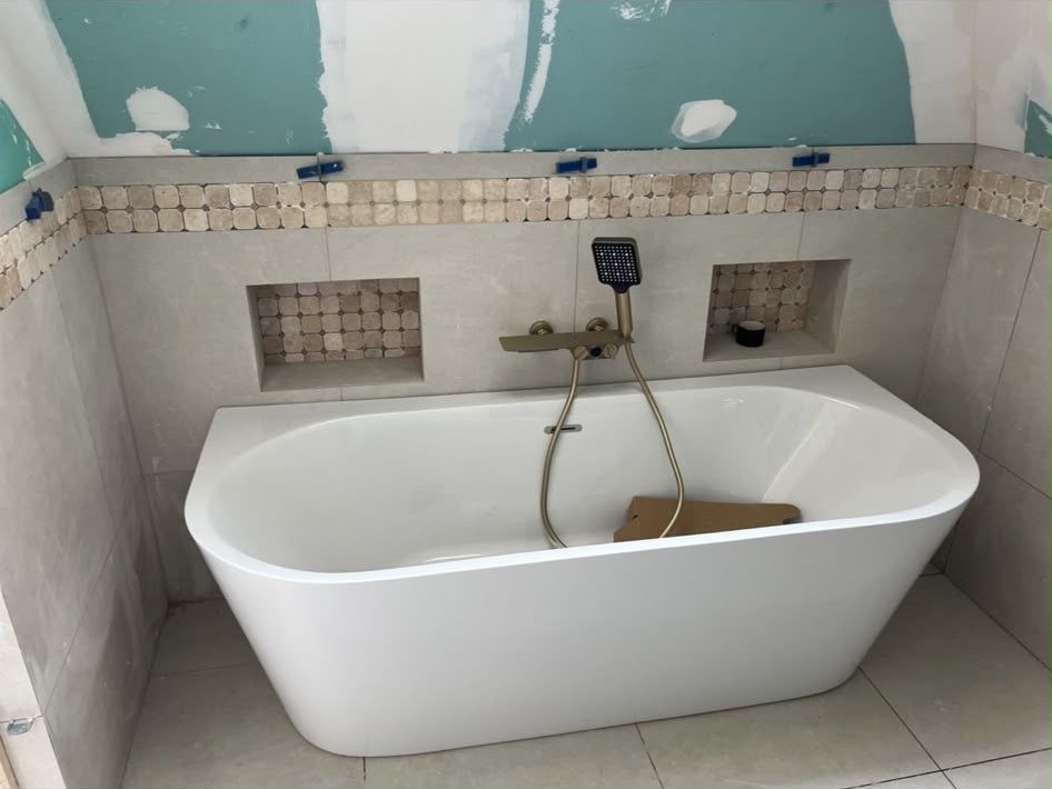 Plomberie : baignoire îlot posée avec robinetterie murale, par Said B., plombier Plamby