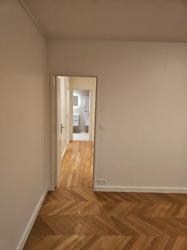 Ménage Airbnb : couloir et parquet nettoyés, par Mostafa T., prestataire du ménage Plamby