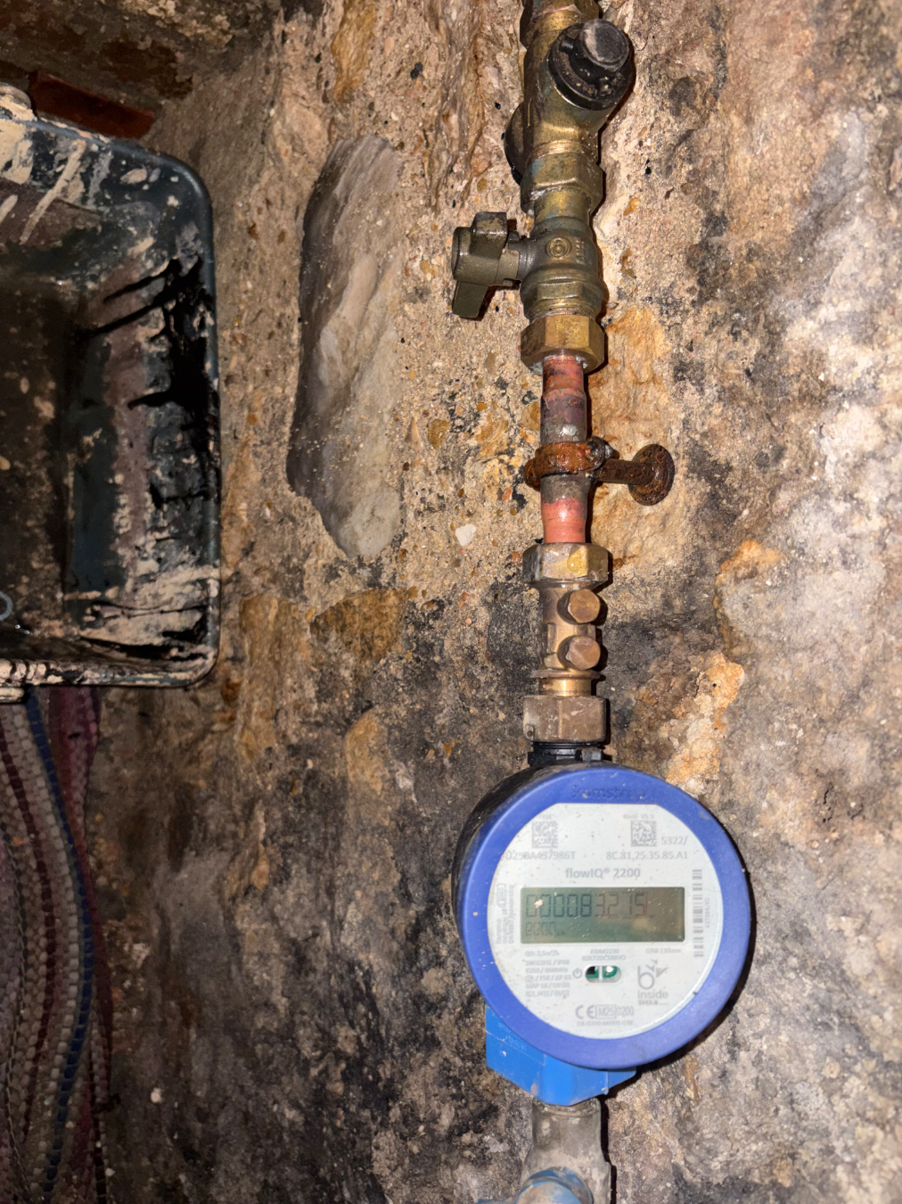 Plomberie : compteur d'eau et vanne d'arrêt sur une installation ancienne, par David L., plombier Plamby