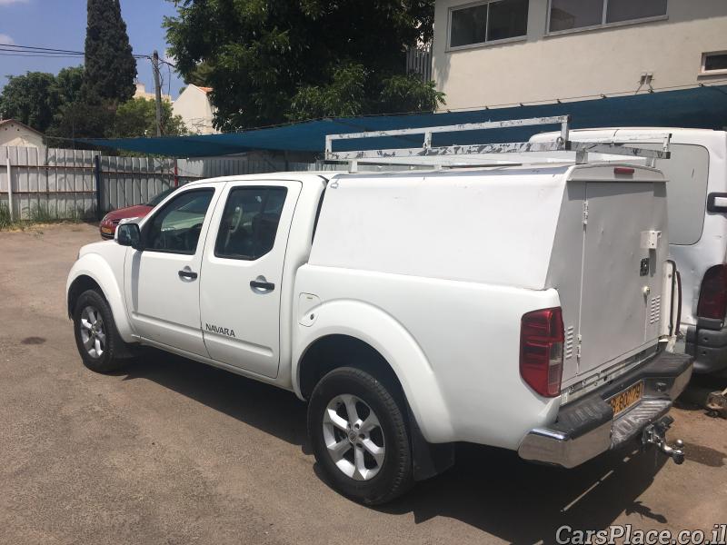 שני עמיתים במשרד מסתכלים על מסך של לפטופ בחיוך