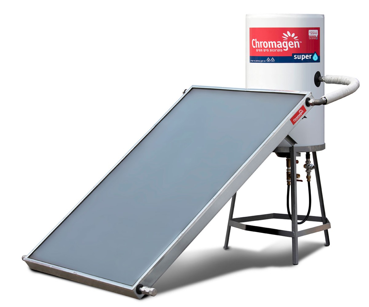 שני עמיתים במשרד מסתכלים על מסך של לפטופ בחיוך