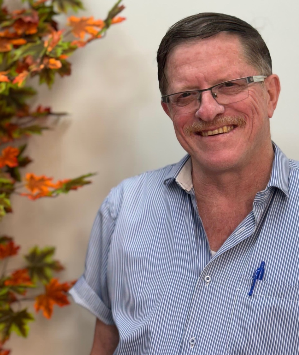 שני עמיתים במשרד מסתכלים על מסך של לפטופ בחיוך