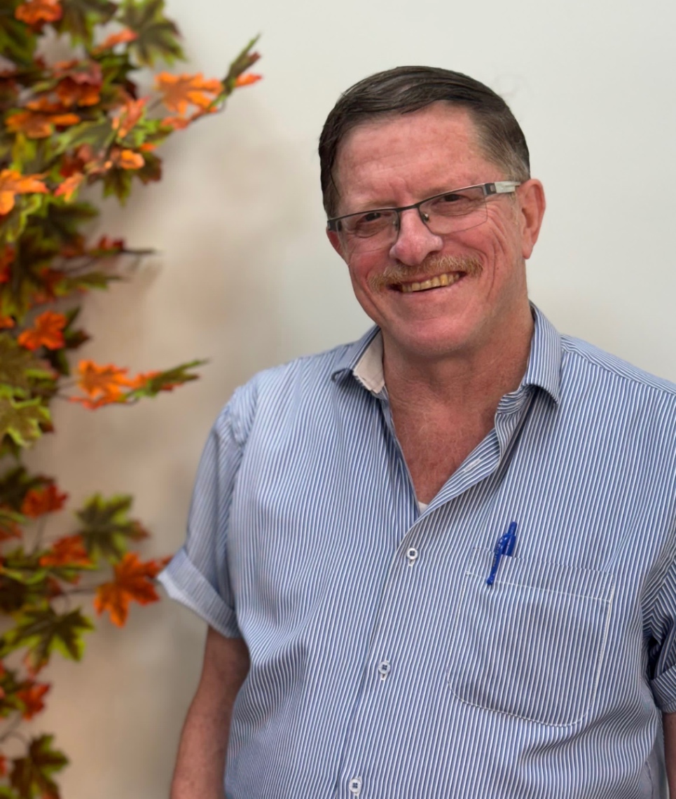 שני עמיתים במשרד מסתכלים על מסך של לפטופ בחיוך