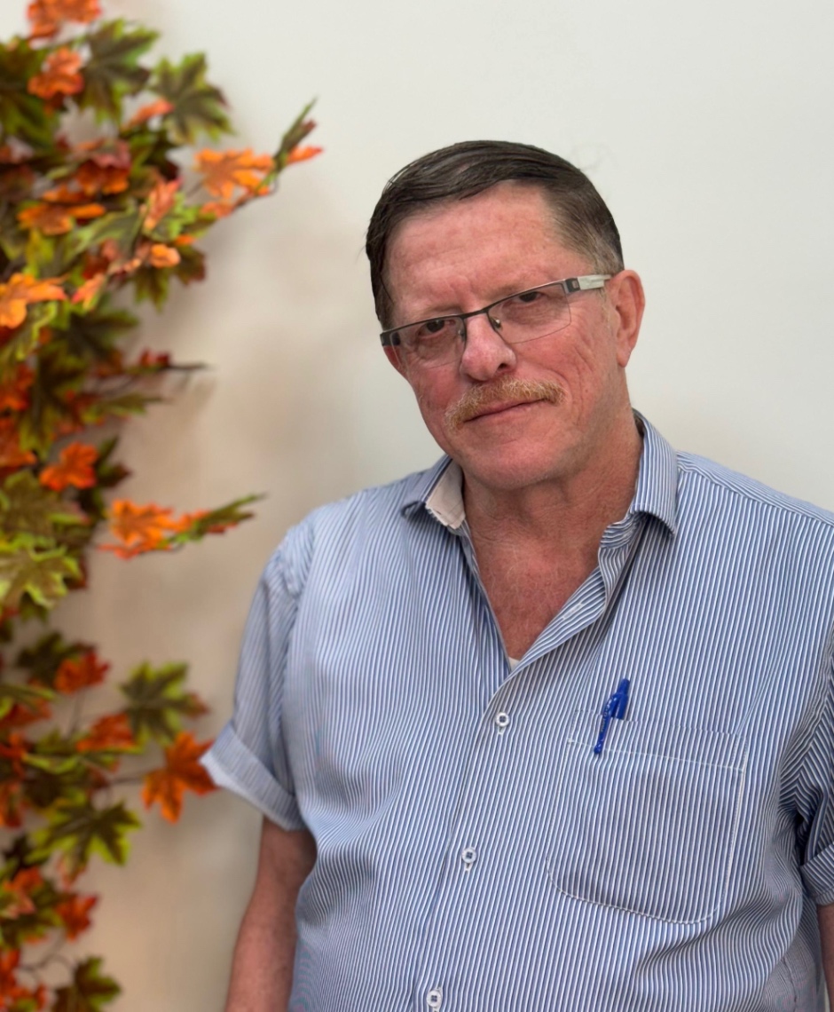 שני עמיתים במשרד מסתכלים על מסך של לפטופ בחיוך