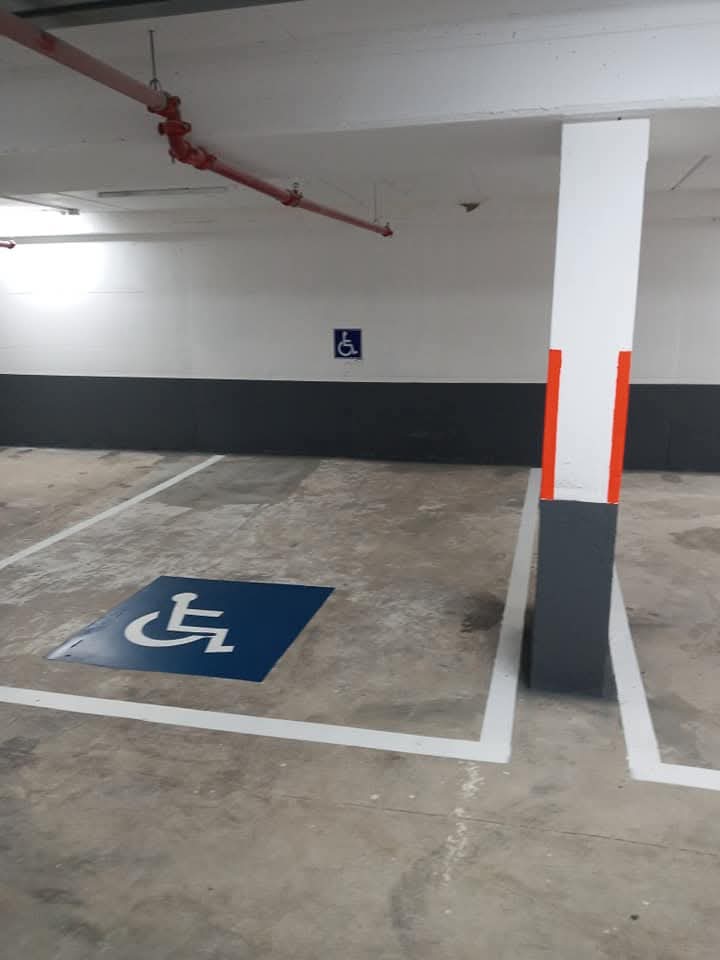 שעון חכם של נייקי בצבעי שחור לבן