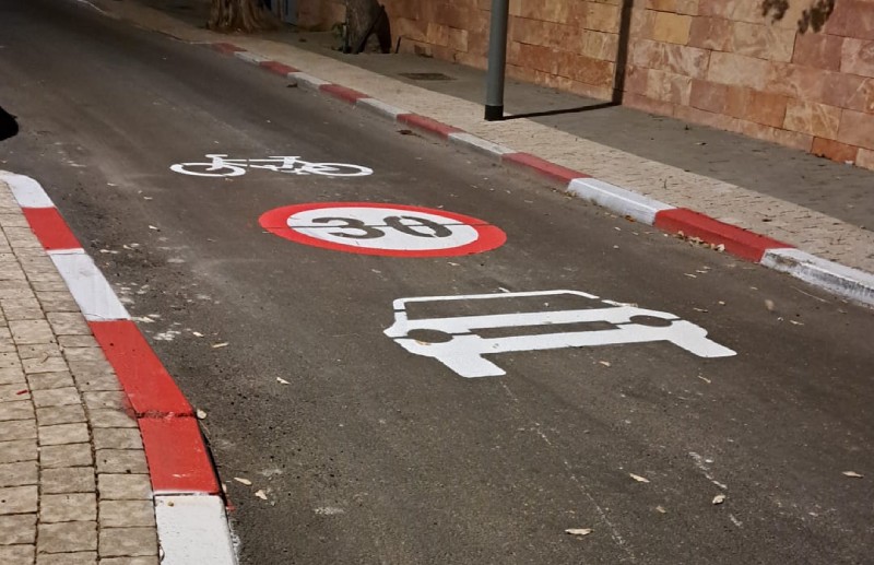 שני עמיתים במשרד מסתכלים על מסך של לפטופ בחיוך