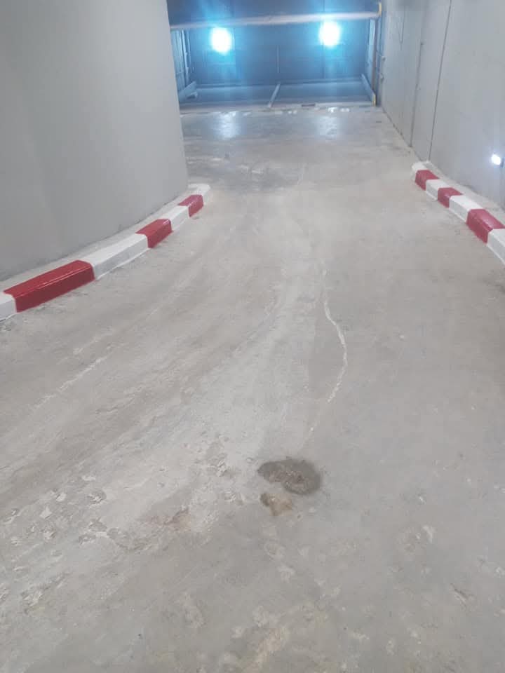 נעל ספורט בצבעי כחול, צהוב ואדום