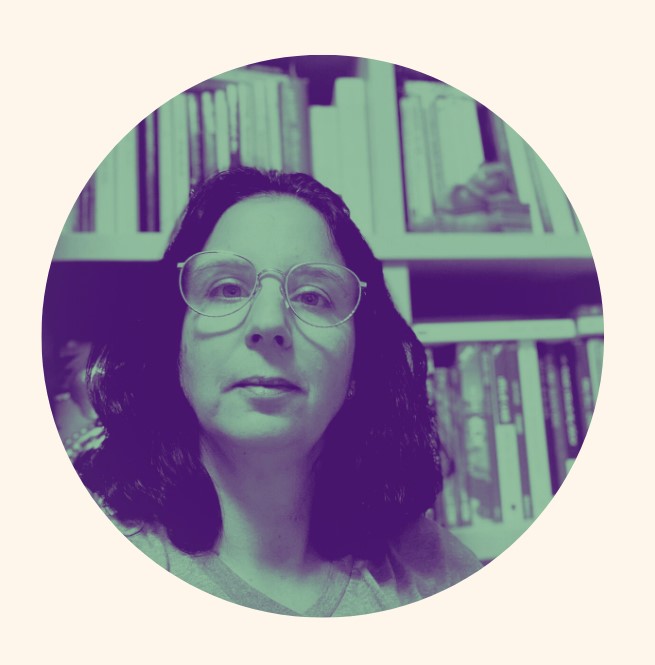 שני עמיתים במשרד מסתכלים על מסך של לפטופ בחיוך