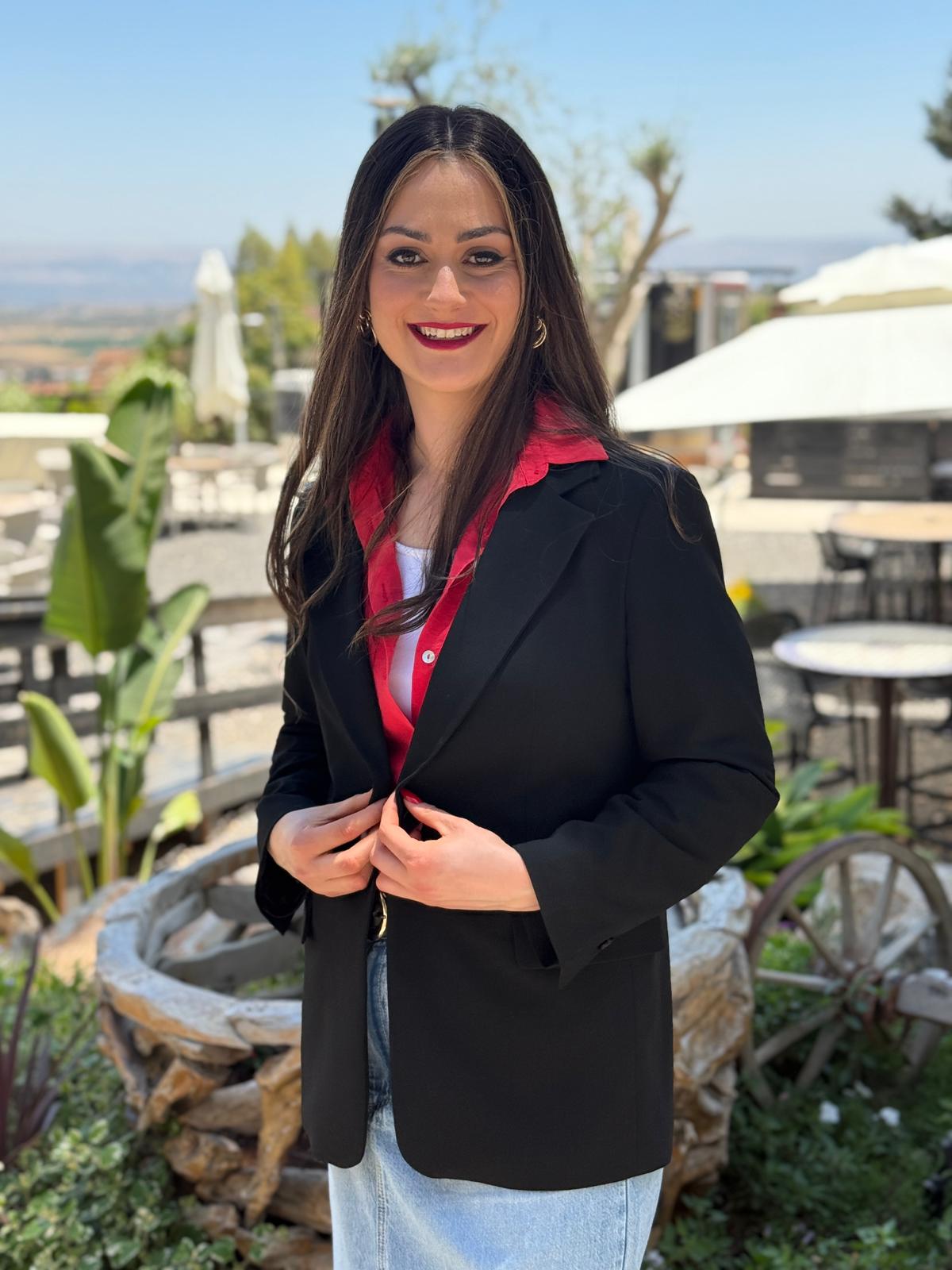 שני עמיתים במשרד מסתכלים על מסך של לפטופ בחיוך