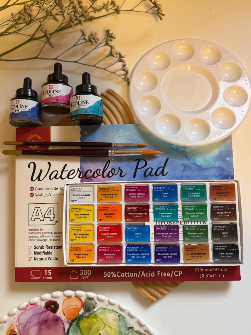 שני עמיתים במשרד מסתכלים על מסך של לפטופ בחיוך