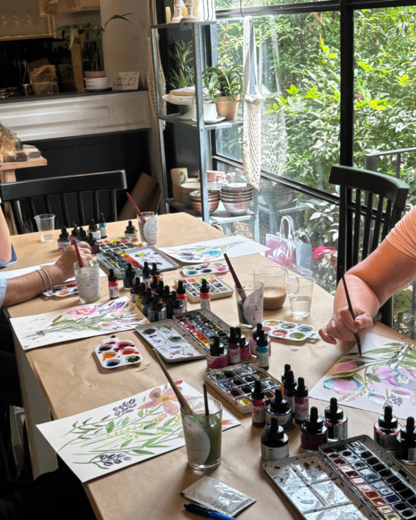 שני עמיתים במשרד משרטטים על לוח מחיק