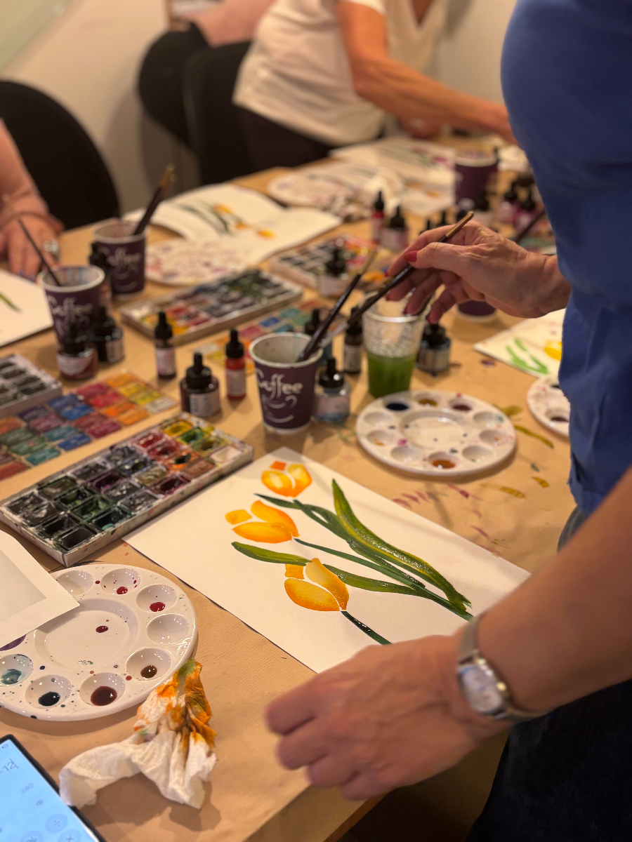 שני עמיתים במשרד מסתכלים על מסך של לפטופ בחיוך