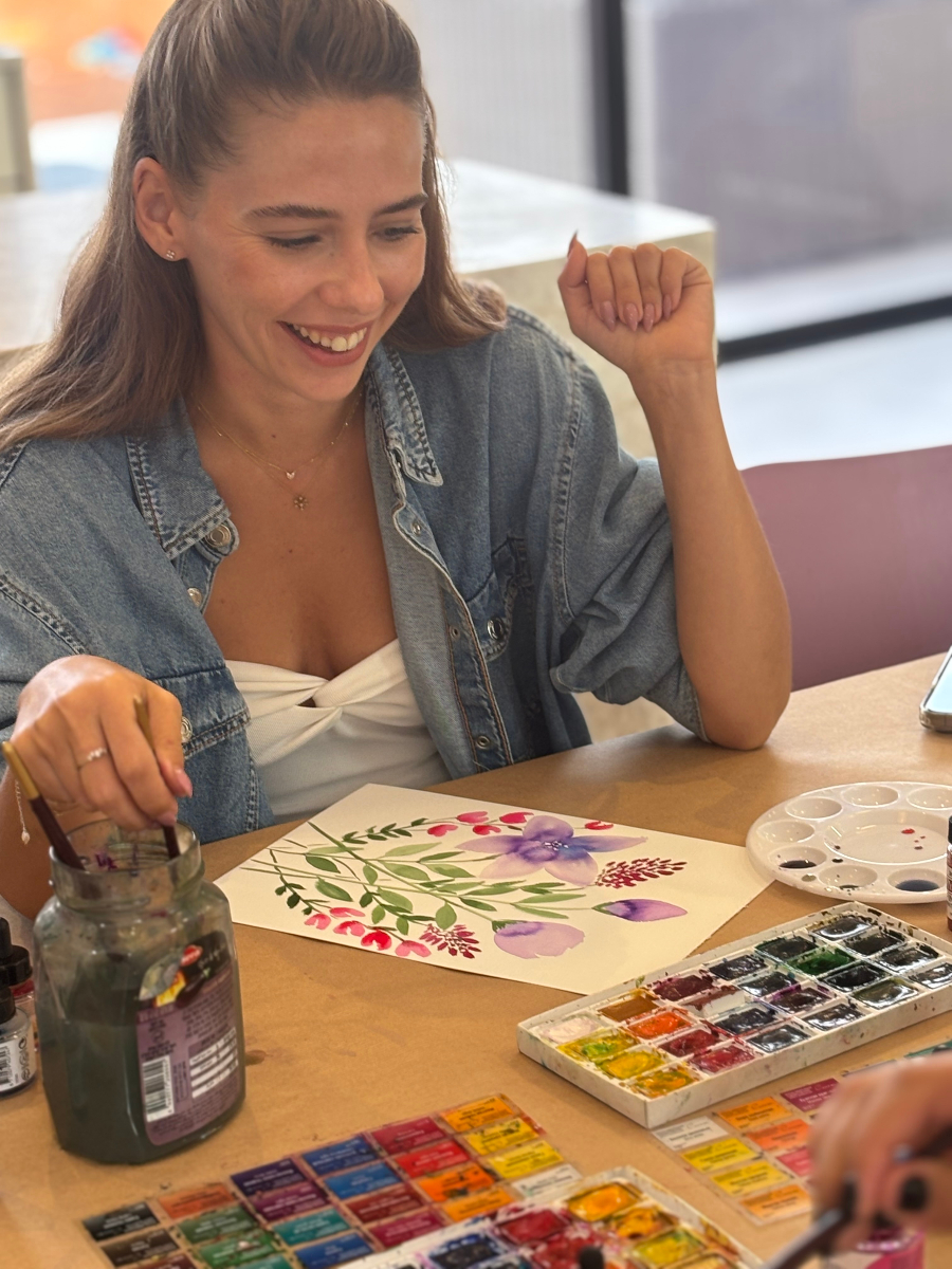 שני עמיתים במשרד מסתכלים על מסך של לפטופ בחיוך