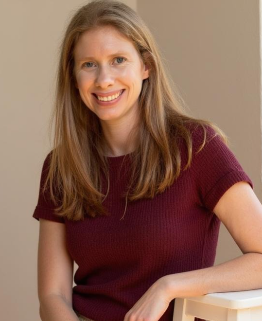 שני עמיתים במשרד מסתכלים על מסך של לפטופ בחיוך