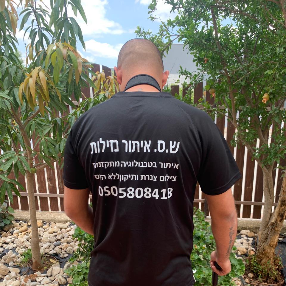 שני עמיתים במשרד מסתכלים על מסך של לפטופ בחיוך