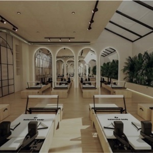 Studio image of Nisaé
