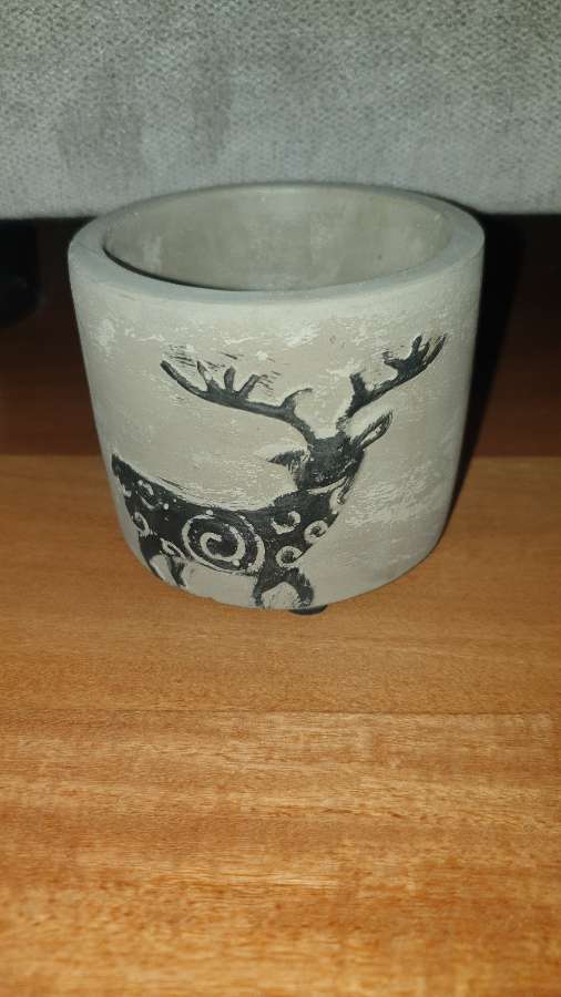 Betonowa świąteczna osłonka, doniczka z reniferem 2