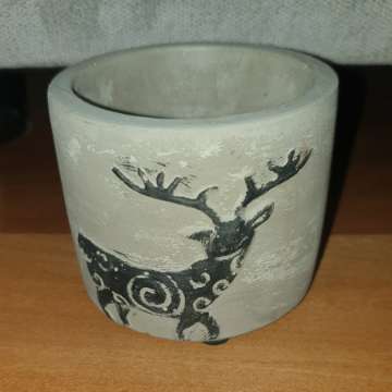 Betonowa świąteczna osłonka, doniczka z reniferem