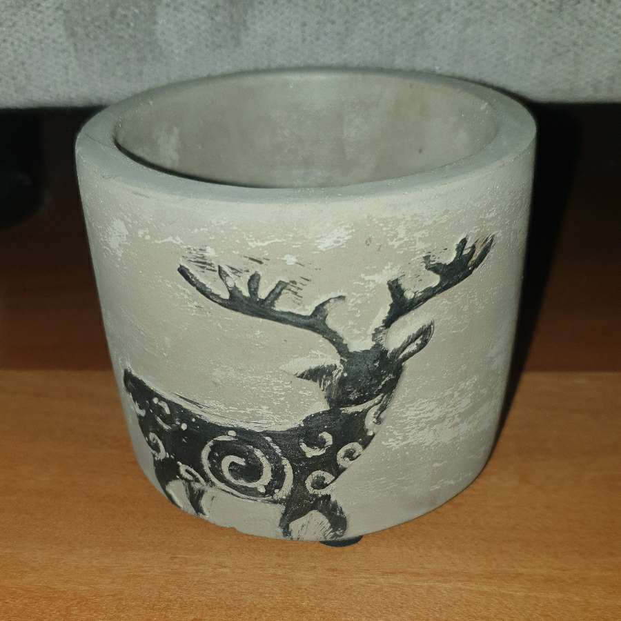 Betonowa świąteczna osłonka, doniczka z reniferem