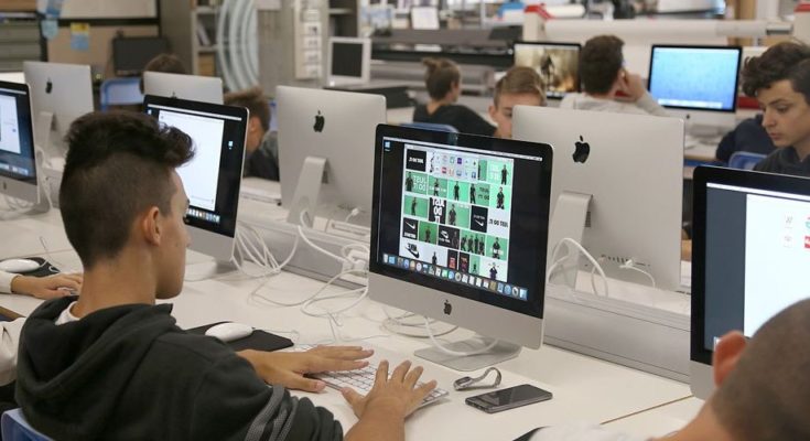 Studenti DAM in aula, al lavoro sui software