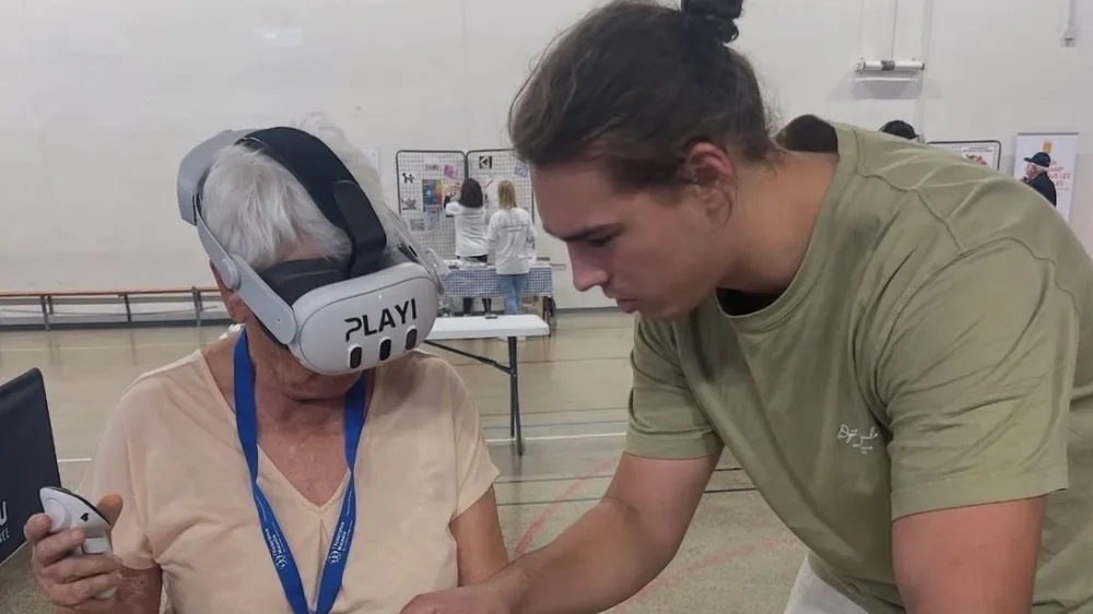 Photo d’une animation PLAYI : accompagnement à la prise en main d’un casque. Illustration de la méthode d’animation, sans attribution à un atelier puff au collège.