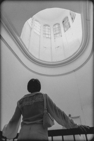 blackandwhite, street, portrait, content, interior