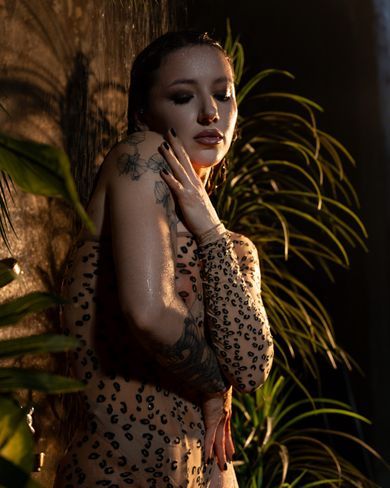 content, portrait, glamour