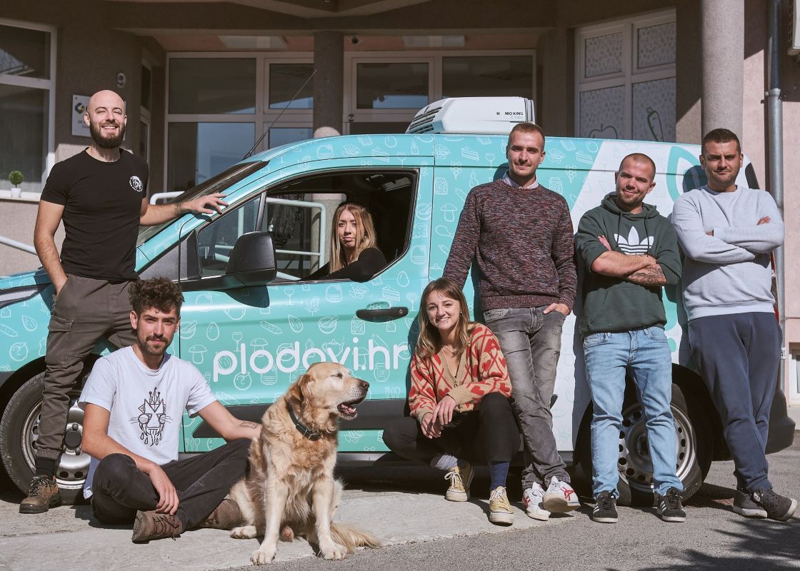An image of the full plodie and plodovi team