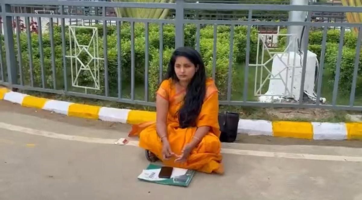 టెక్ మహీంద్రాపై మహిళా ఉద్యోగిని ఆందోళన