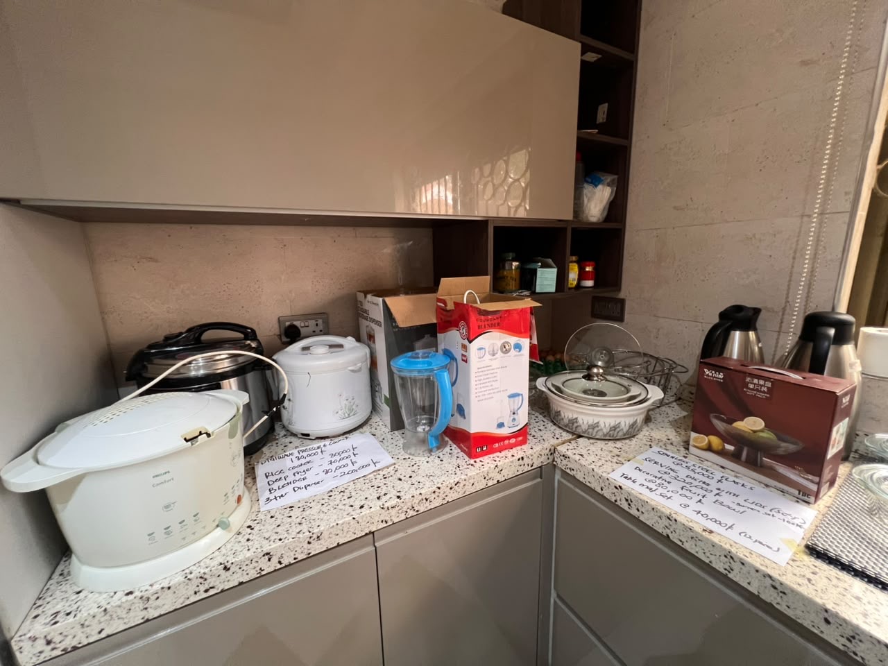 Kitchen appliances: rice cooker, pressure cooker, blender, air fryer