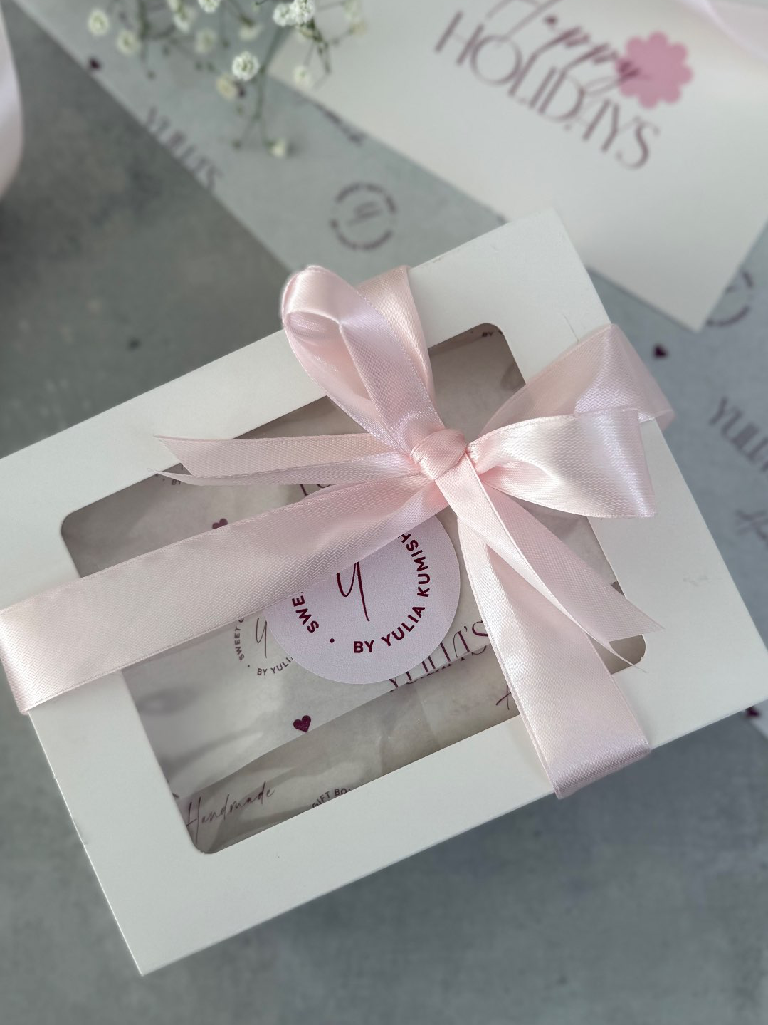 מארז שוקולד Happy Holidays במהדורה מוגבלת