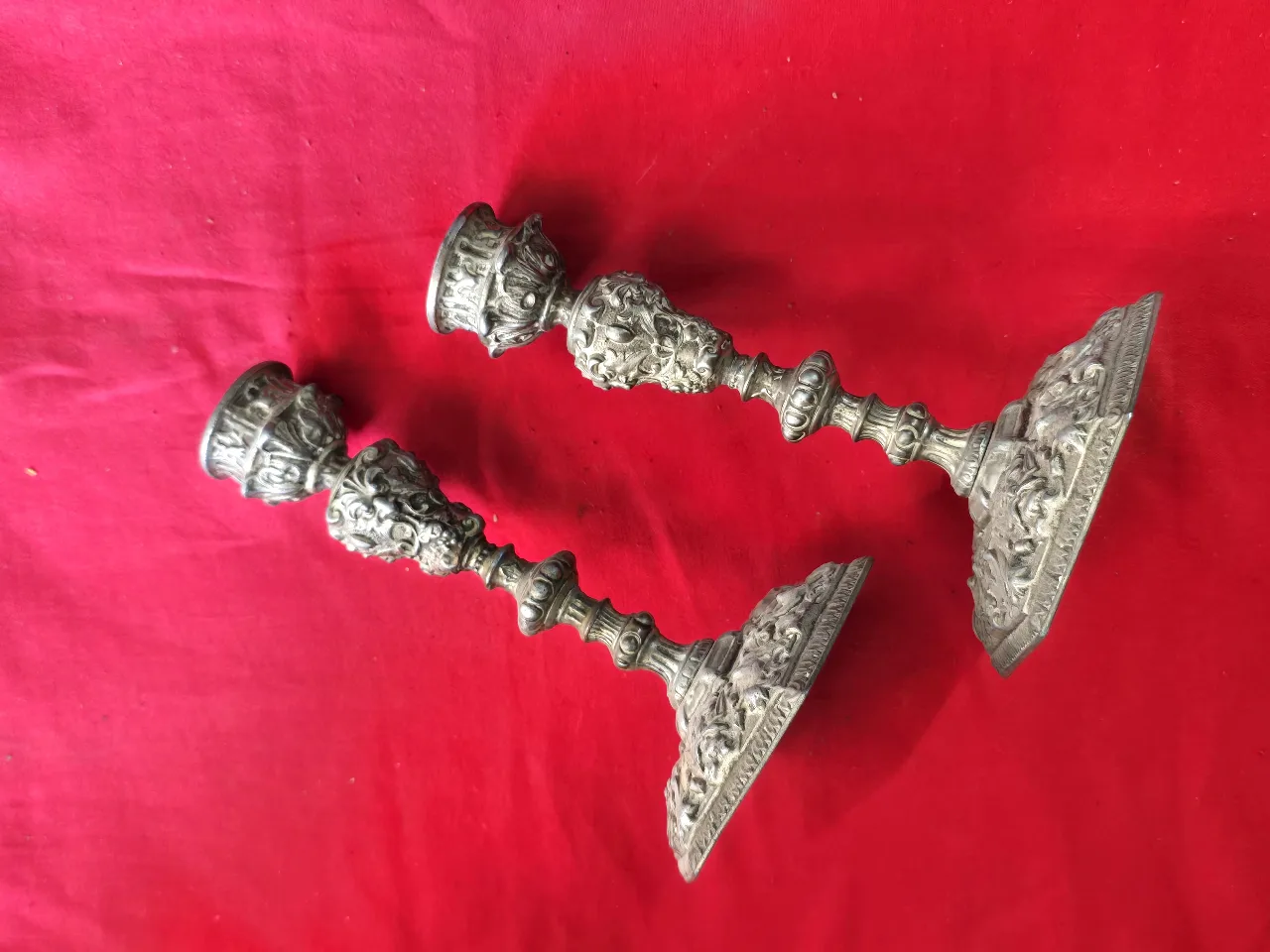 זוג פמוטים לשבת עתיקים בעלי עיצוב מורכב המתכת מצופה בכסף גובה 17 ס'מ