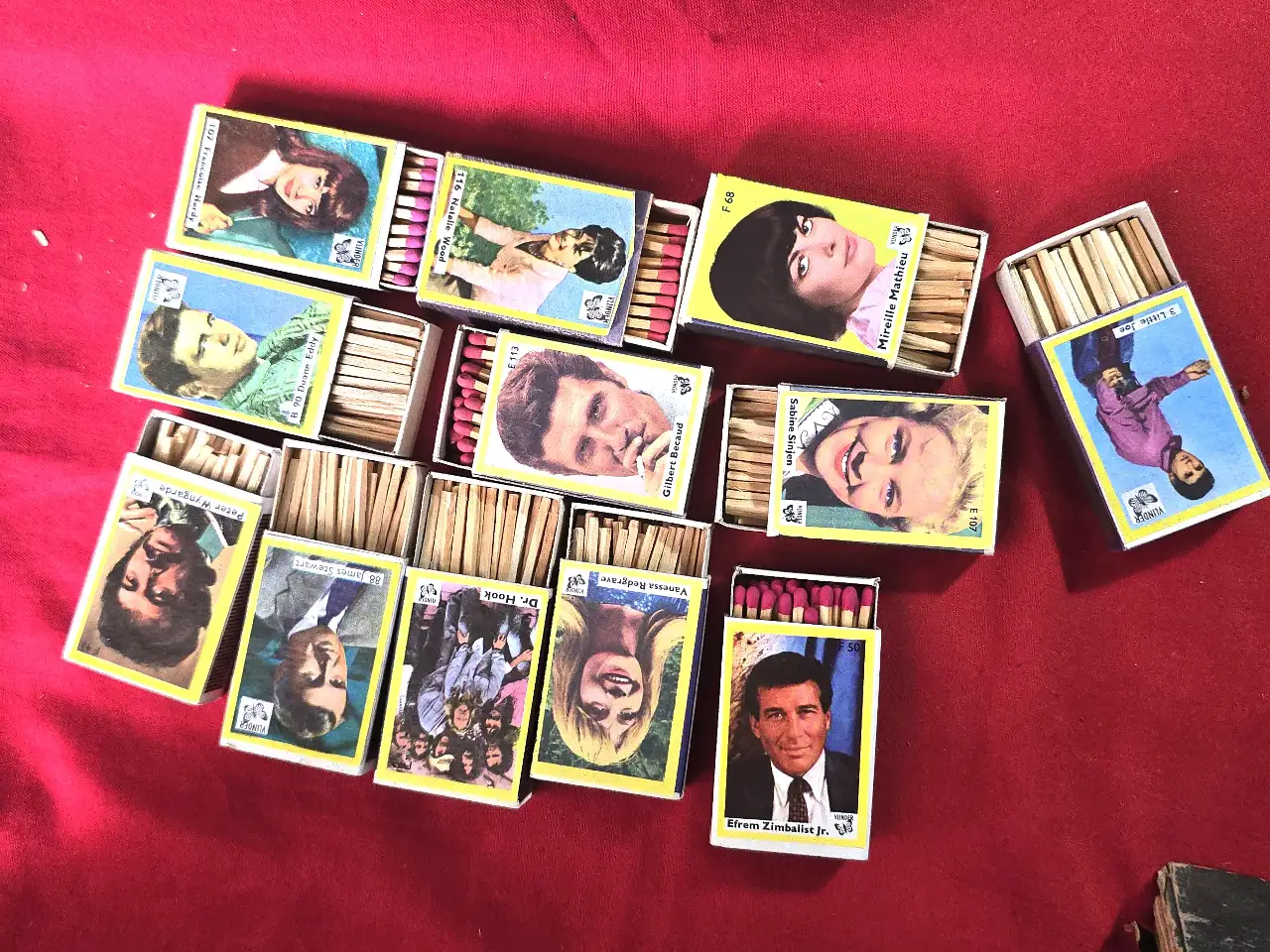 אוסף קופסאות גפרורים שחקני קולנוע מפורסמים, זמרים/ת, להקות ואנשי ספורט מכל העולם בעיקר בין השנים 1916-1960.  הקופסאות מלאות בגפרורים.  מצב: 	טוב מאוד