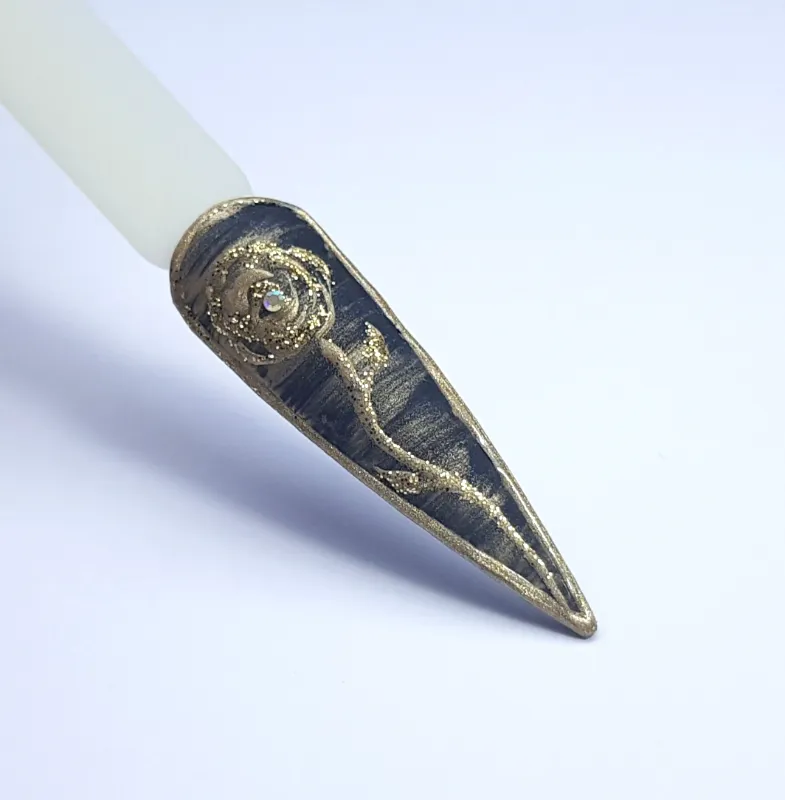 ציור אמנותי  במכחול ורד מוזהב על רקע מעושן