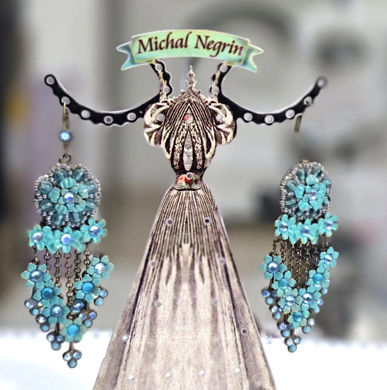 עגילים תלוים של מיכל נגרין תורכיז ואבני סברובסקי ומעוטרת בפרחים