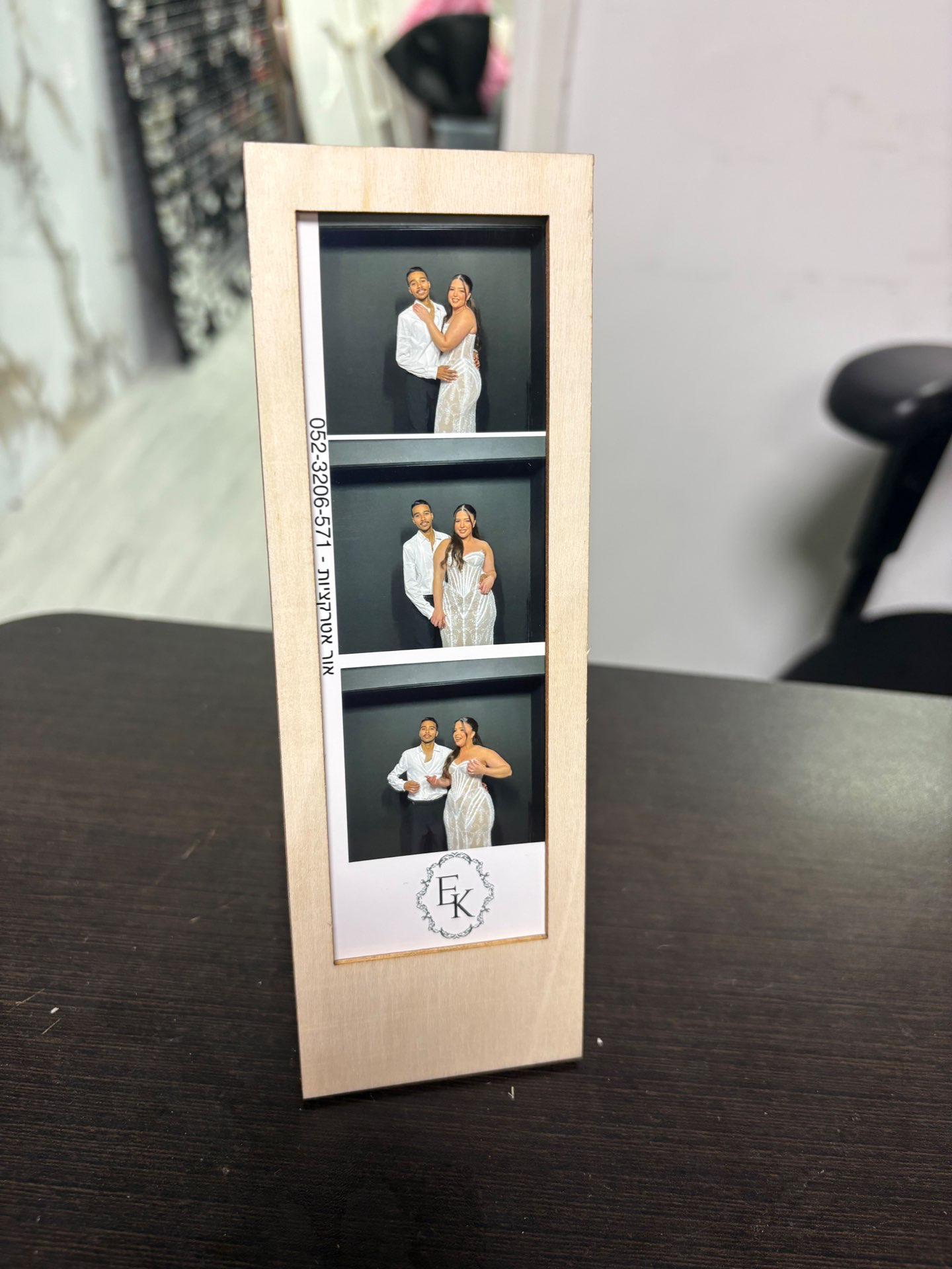 תמונה בתוך מסגרת עץ עם חריטה בעיצוב אישי