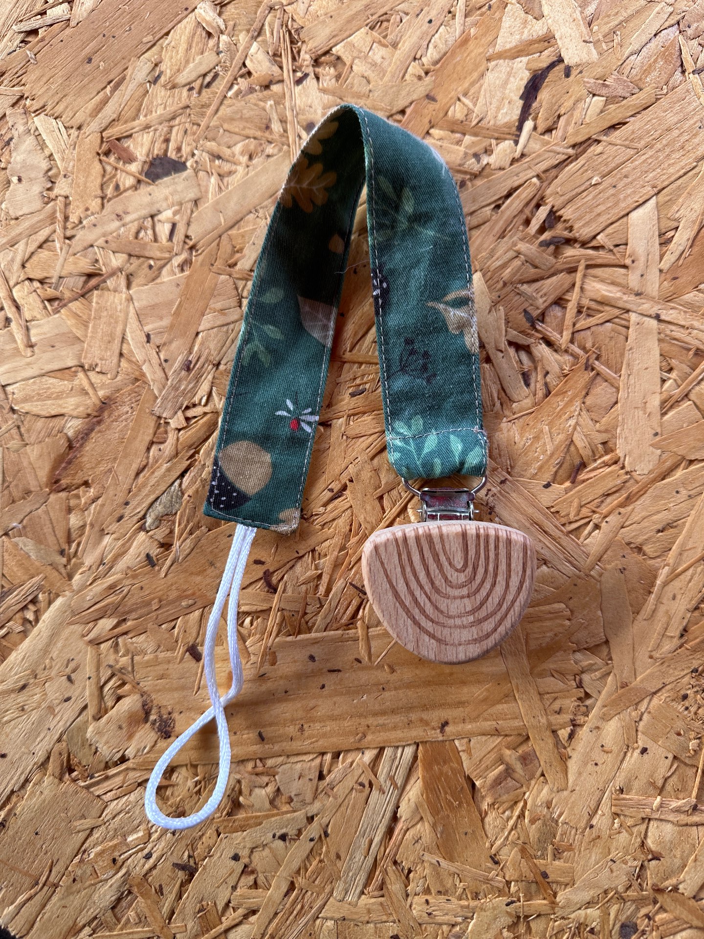 מחזיק מוצץ - יער